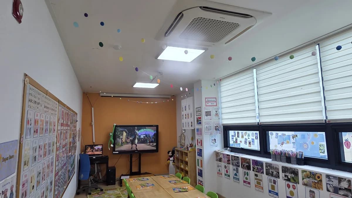 알파벳 자료가 붙은 어학원 교실