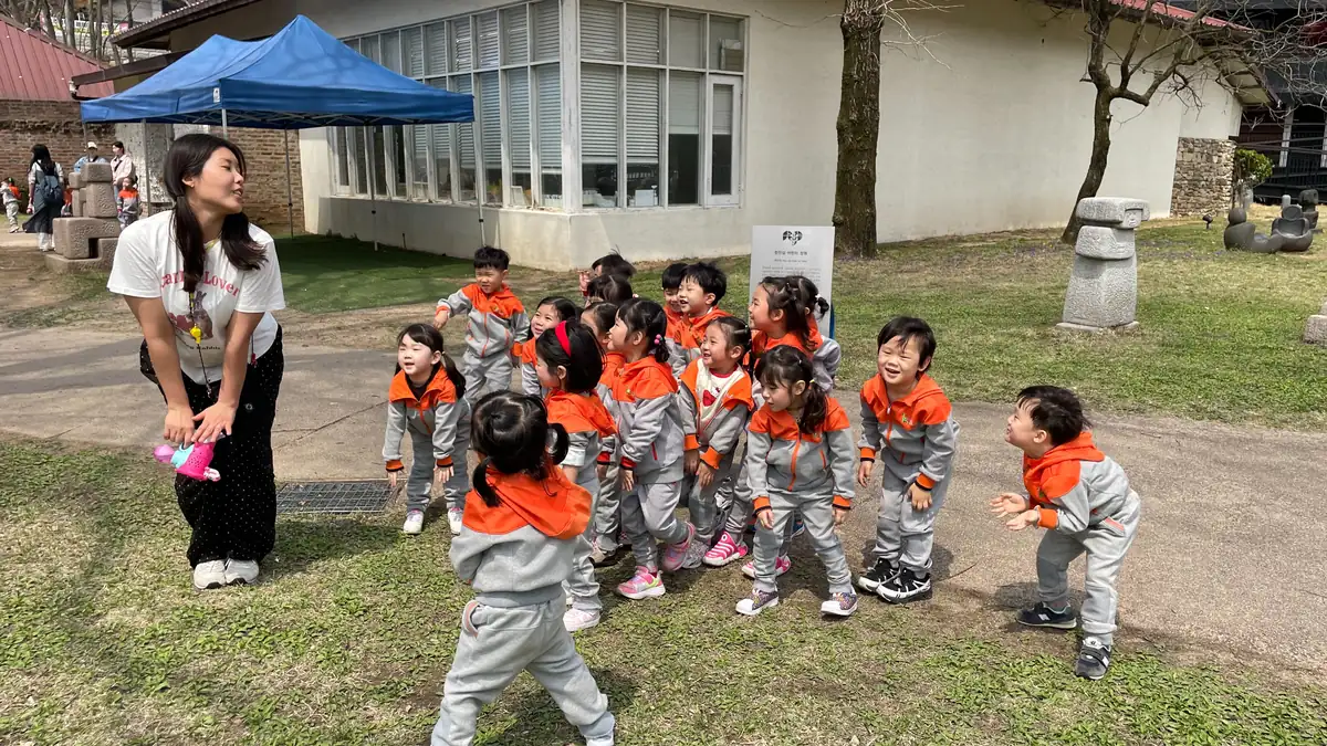 잔디밭으로 나선 봄소풍