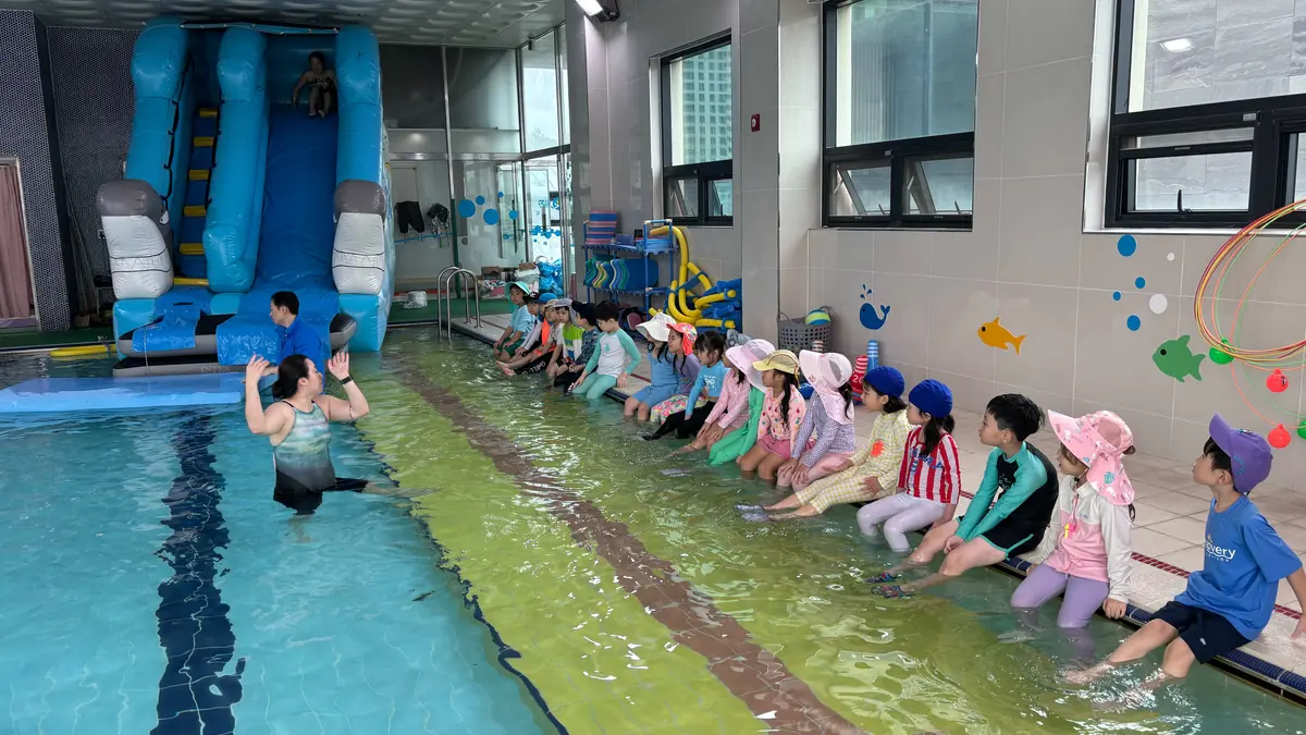 물놀이장에서 물에 발을 담근 아이들