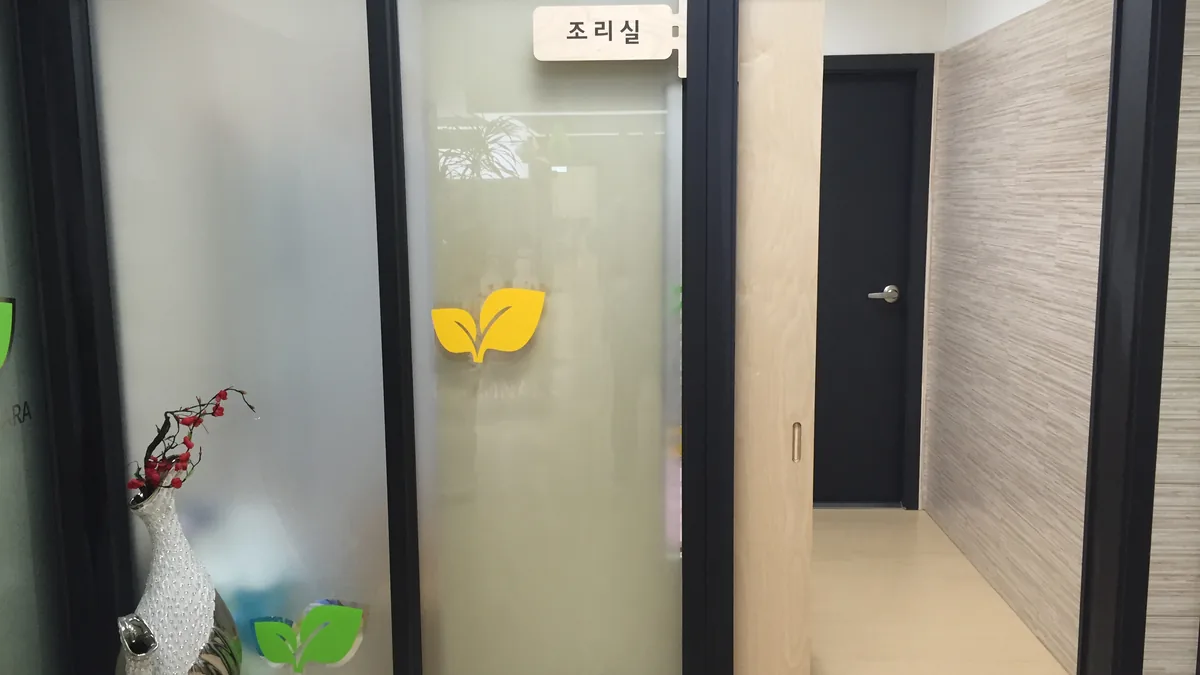 1층 조리실 입구