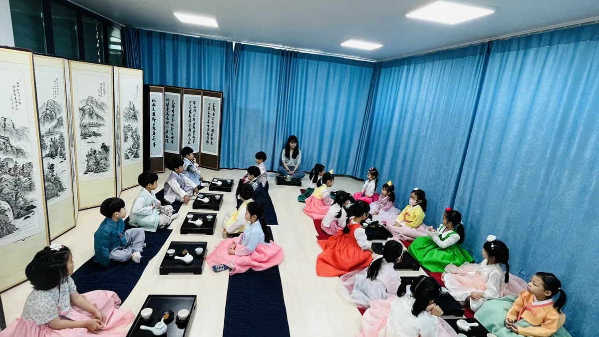 한복을 입고 다례를 배우는 아이들