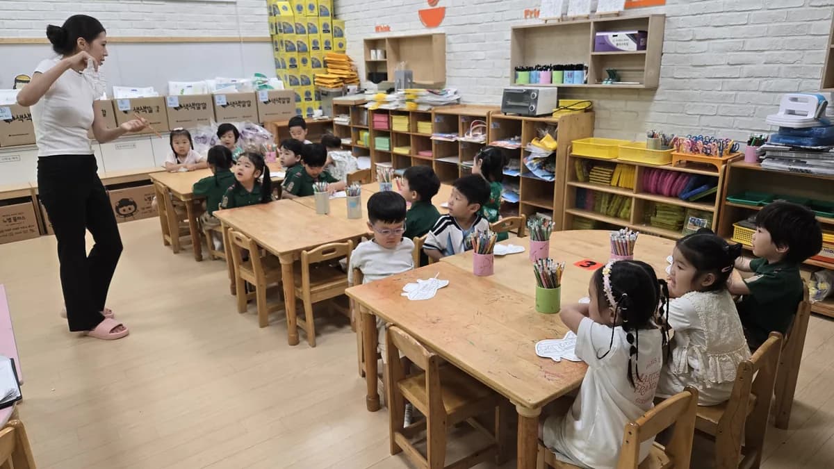 미술 수업 중인 교실