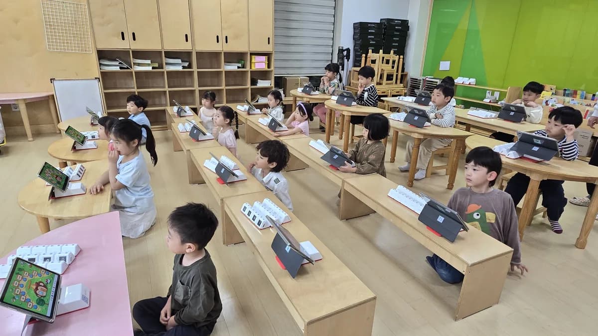 태블릿으로 코딩 수업을 하는 교실